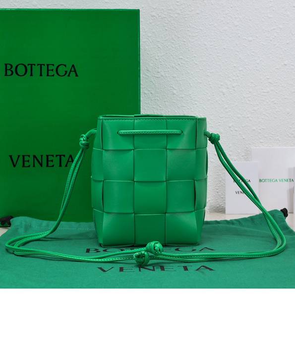 Bottega Veneta Green Original Intreccio Leather Small Cassette CrossBody Bucket Bag
